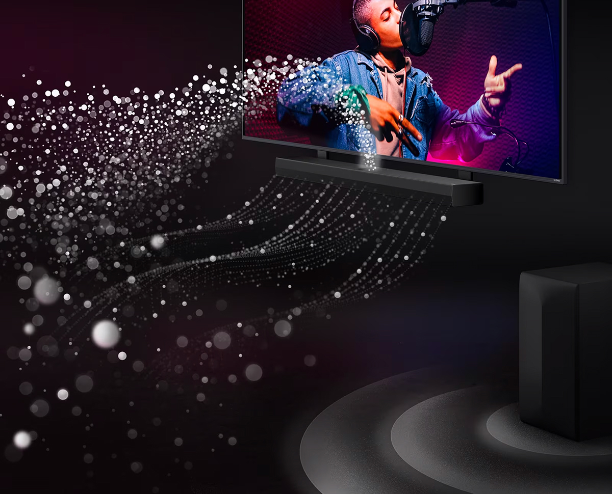LG Soundbar και LG TV σε μαύρο δωμάτιο όπου παίζει μια συναυλία. Λευκές σταγόνες που απεικονίζουν ηχητικά κύματα εκτοξεύονται πάνω και μπροστά από το soundbar. Ένα subwoofer δημιουργεί ηχητικό εφέ από κάτω.